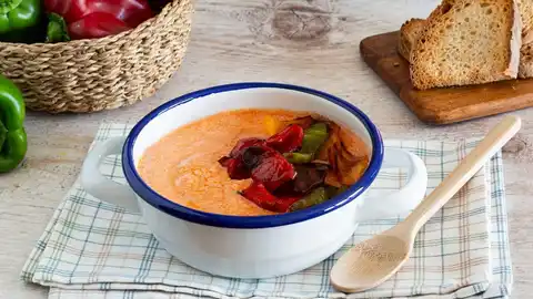Albanian fërgesë: tomatoes, peppers and feta, baked into one dish