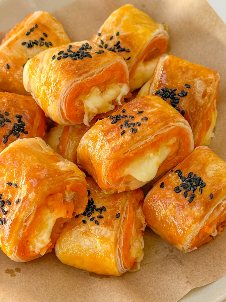 You have to make these this season!! Crisp outside, soft inside, and the cheese pulls — the kids swarm them