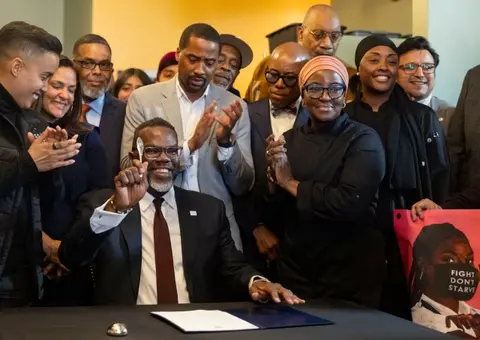 Chicago's mayor vetoes a tipped wage freeze, setting up a City Council showdown