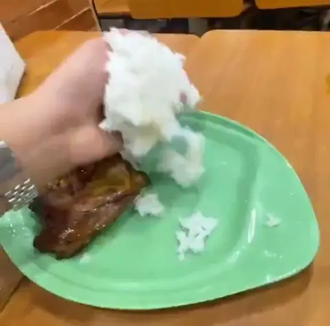 Hoarding rice in a bag at an unlimited-refill restaurant: theft or life hack?