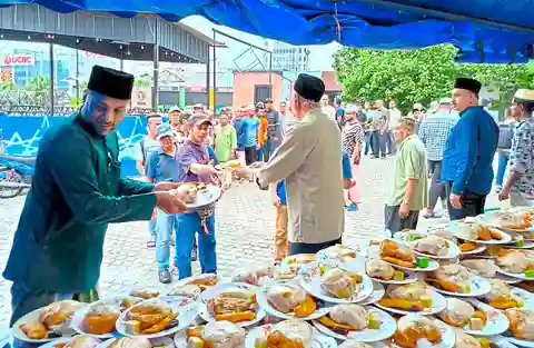A mosque offers free meals to the community
