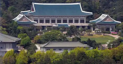 President Lee hosts a diplomatic dinner of K-BBQ and chicken-and-beer